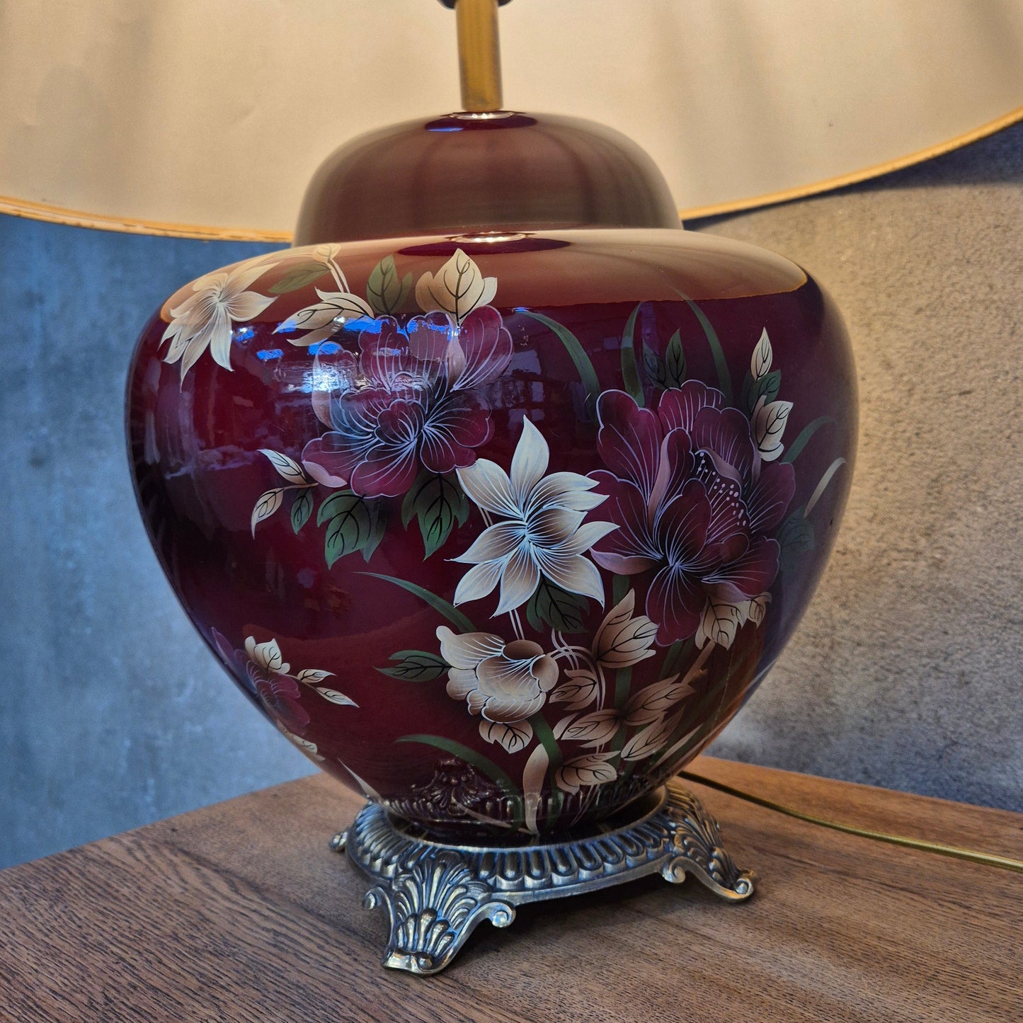 Lampe à poser bordeaux vintage – objet de seconde main sélectionné par Déco à Deux