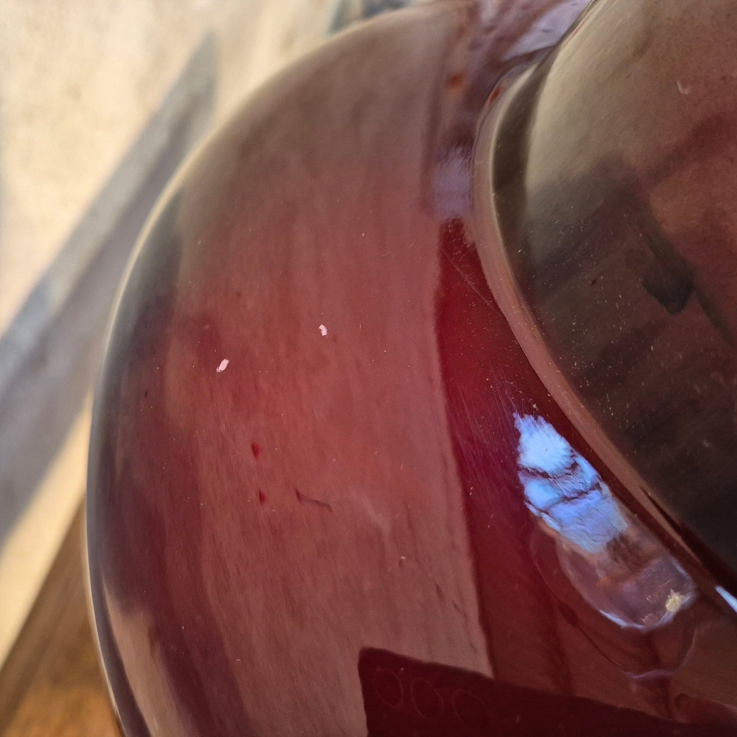 Lampe à poser bordeaux vintage – objet de seconde main sélectionné par Déco à Deux