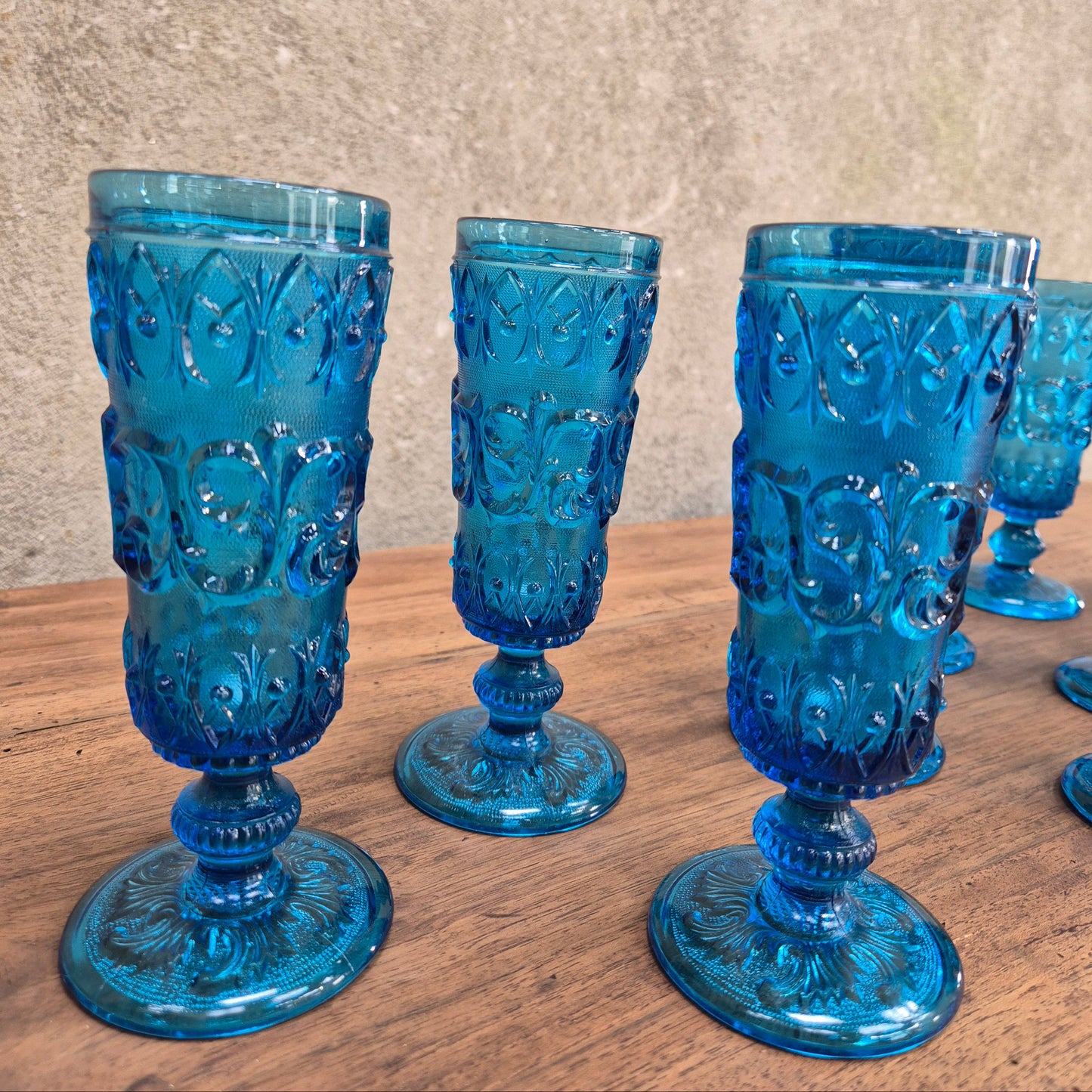Lot de 9 verres à champagne bleu vintage – objet de seconde main sélectionné par Déco à Deux