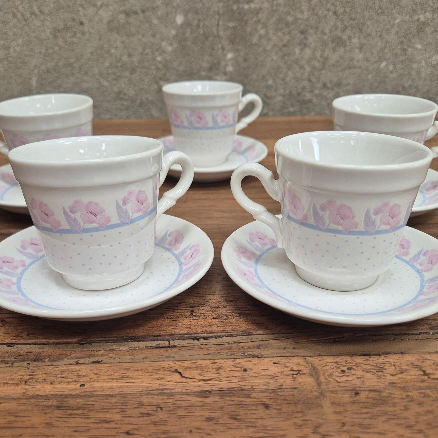 Lot de cinq tasses et sous-tasses à café vintage – objet de seconde main sélectionné par Déco à Deux