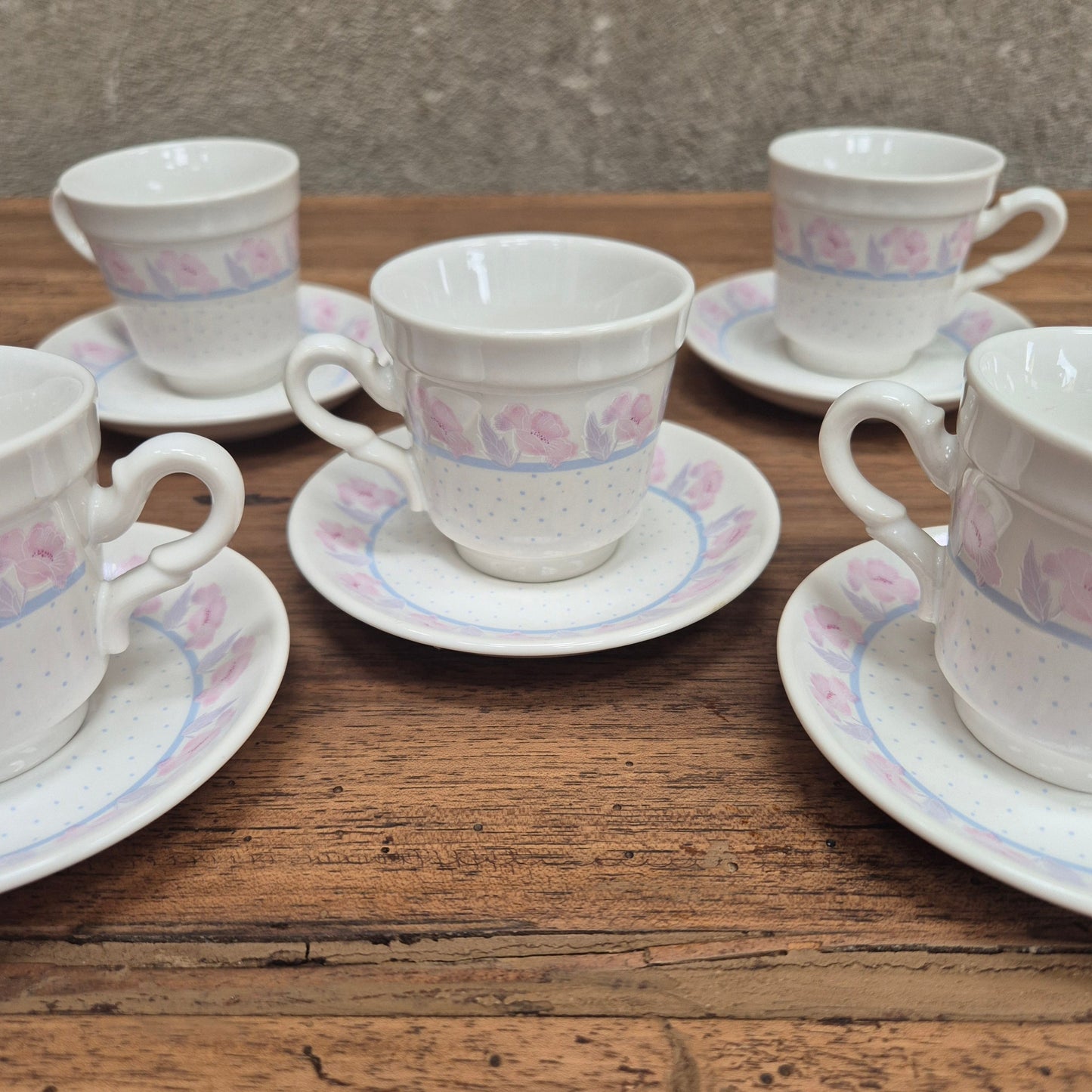 Lot de cinq tasses et sous-tasses à café vintage – objet de seconde main sélectionné par Déco à Deux