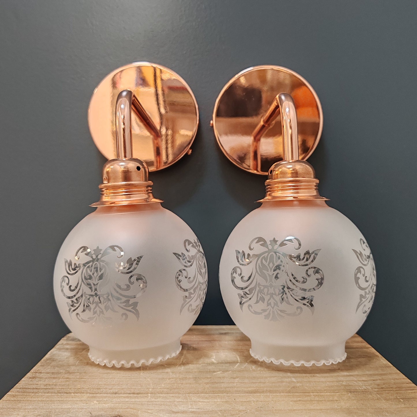 Paire d' Appliques boule blanche vintage – objet de seconde main sélectionné par Déco à Deux