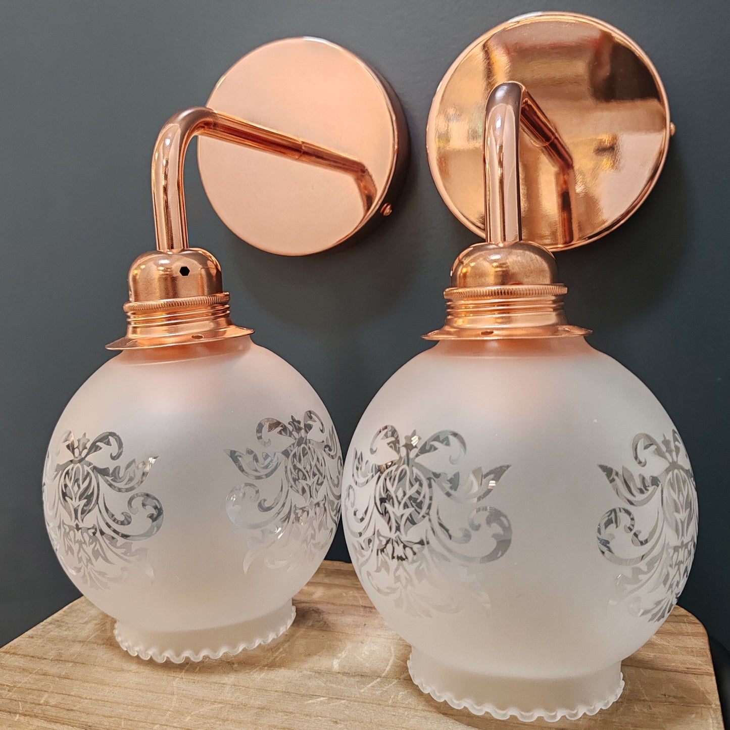 Paire d' Appliques boule blanche vintage – objet de seconde main sélectionné par Déco à Deux