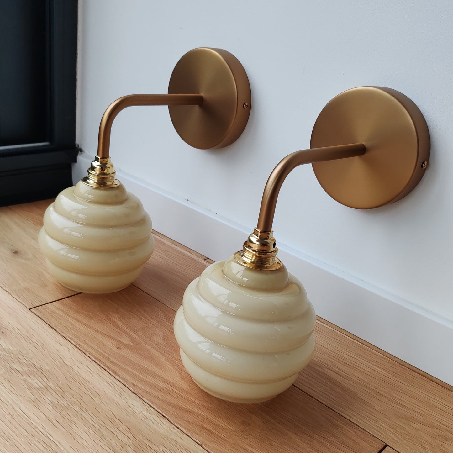 Paire d'appliques murales Abeille vintage – objet de seconde main sélectionné par Déco à Deux
