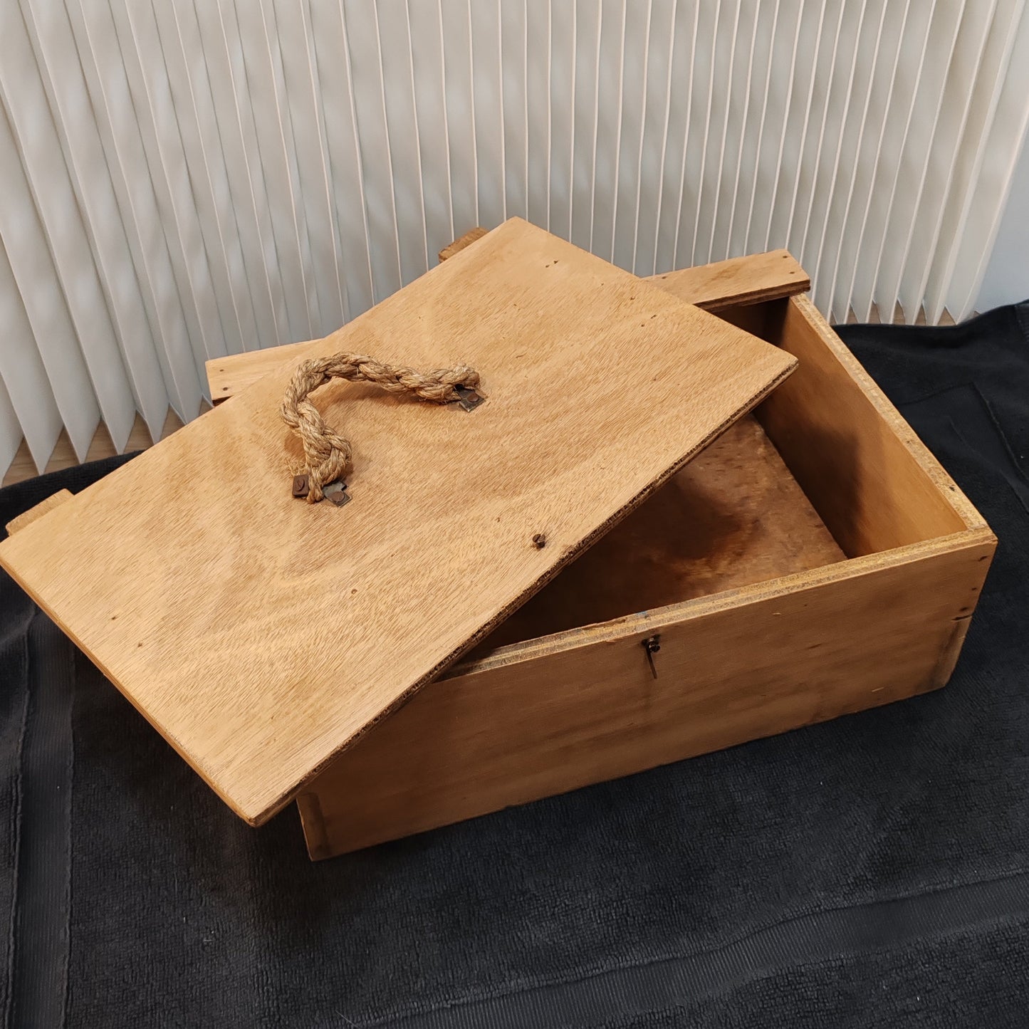 petite caisse en bois vintage – objet de seconde main sélectionné par Déco à Deux