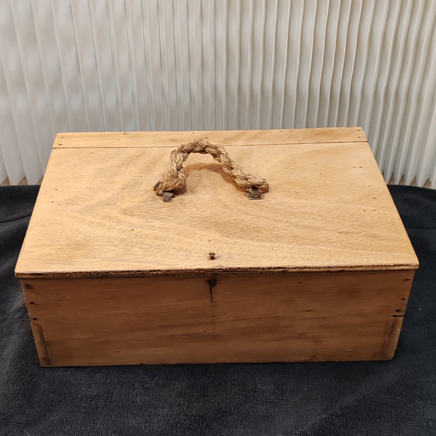 petite caisse en bois vintage – objet de seconde main sélectionné par Déco à Deux