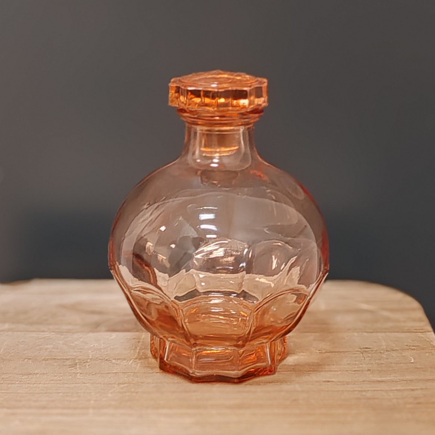 Petite carafe en verre rose vintage – objet de seconde main sélectionné par Déco à Deux
