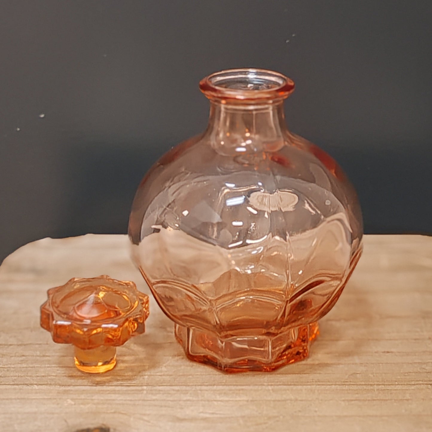 Petite carafe en verre rose vintage – objet de seconde main sélectionné par Déco à Deux
