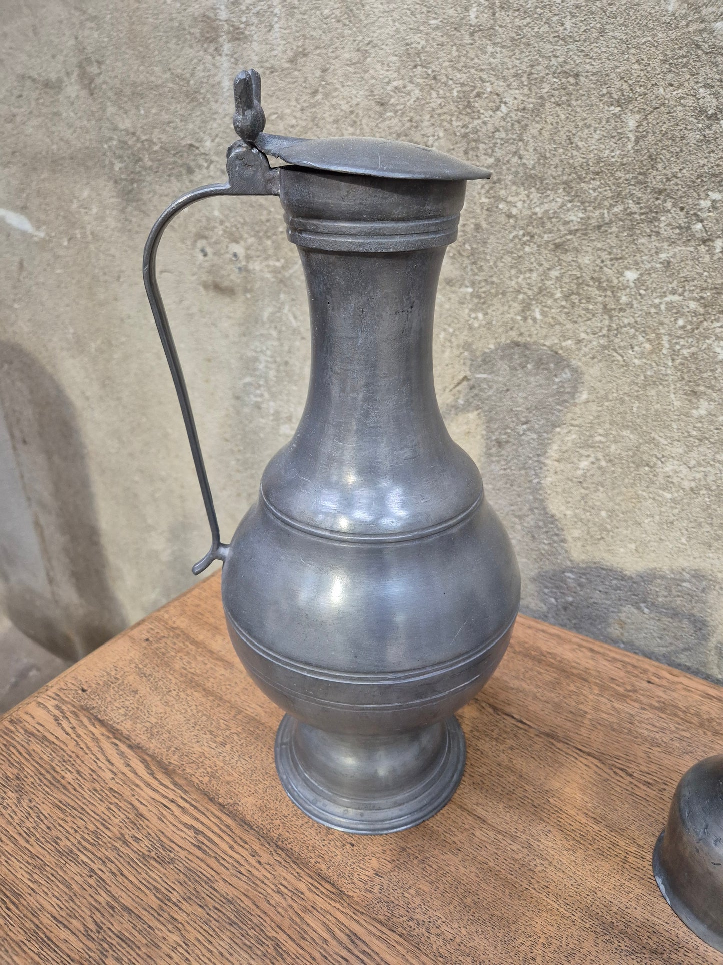 Pichet en étain GRAND vintage – objet de seconde main sélectionné par Déco à Deux
