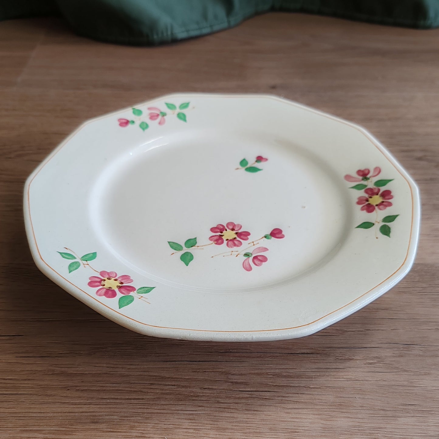 Plat à tarte sur pied "Moulin des Loups" vintage – objet de seconde main sélectionné par Déco à Deux