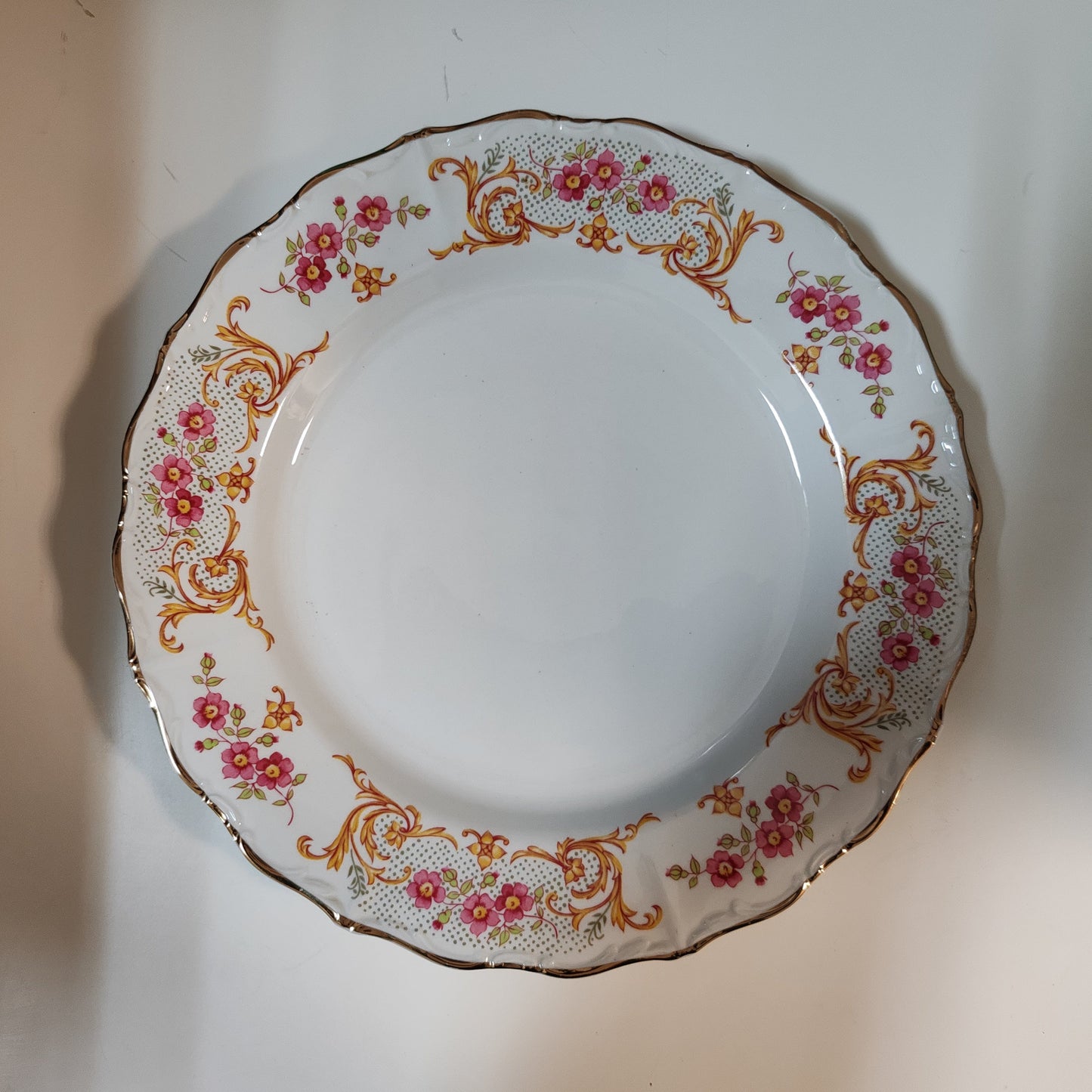 Plat de service en porcelaine Digoin vintage – objet de seconde main sélectionné par Déco à Deux
