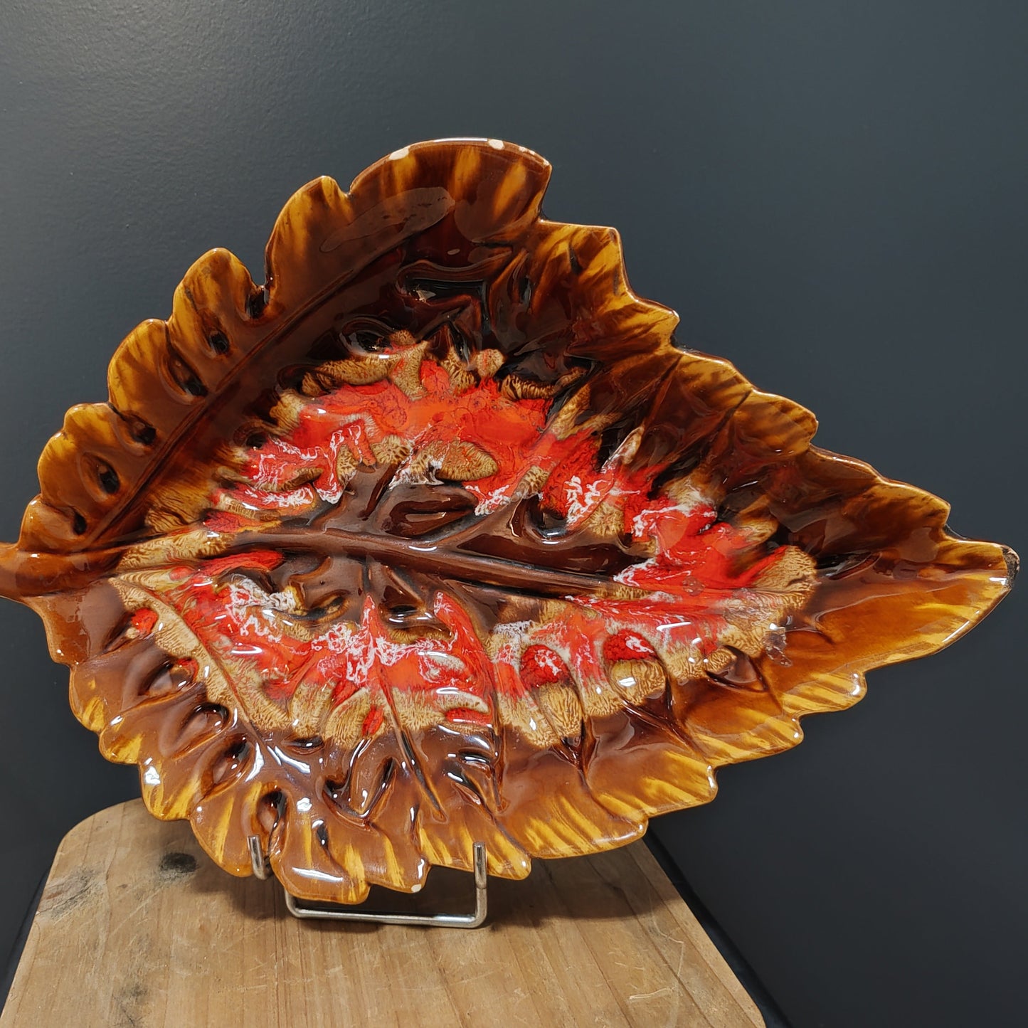 Plat feuille en céramique vintage – objet de seconde main sélectionné par Déco à Deux
