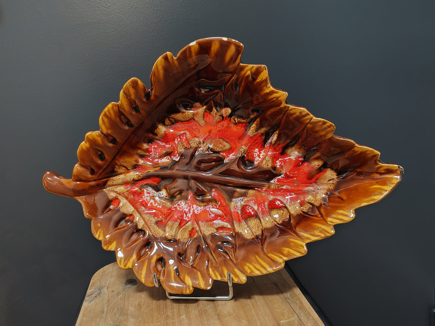 Plat feuille en céramique vintage – objet de seconde main sélectionné par Déco à Deux
