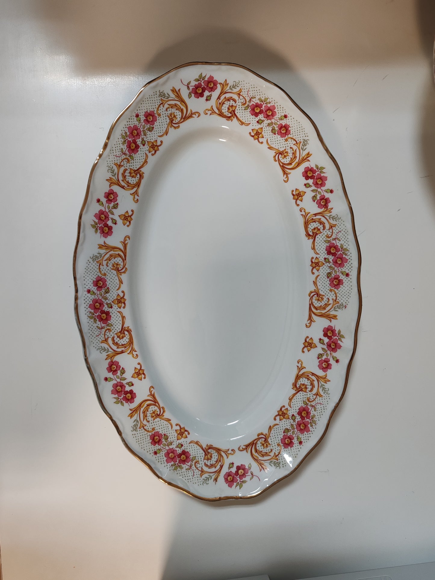 Plat ovale en porcelaine Digoin vintage – objet de seconde main sélectionné par Déco à Deux
