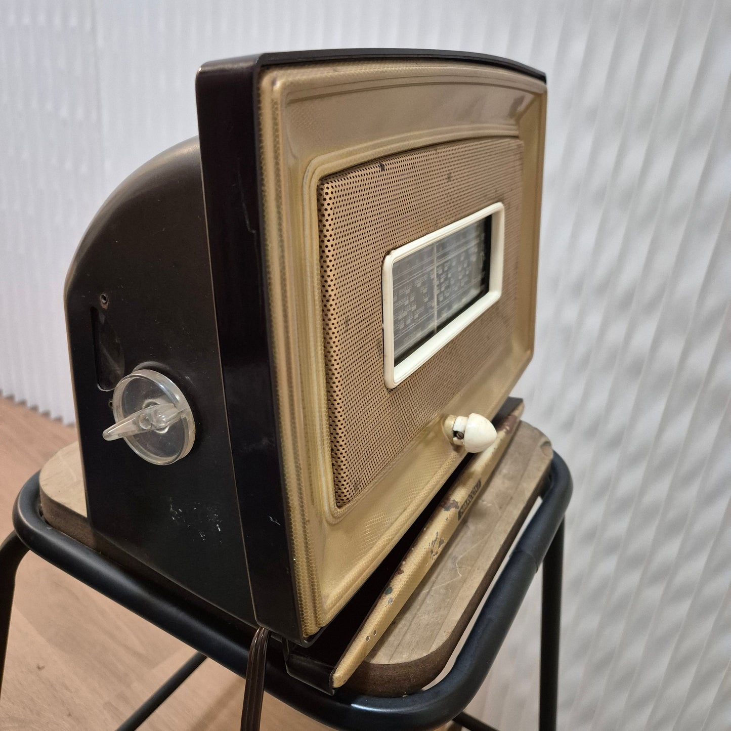 Poste ancien Marconi de 1950 vintage – objet de seconde main sélectionné par Déco à Deux
