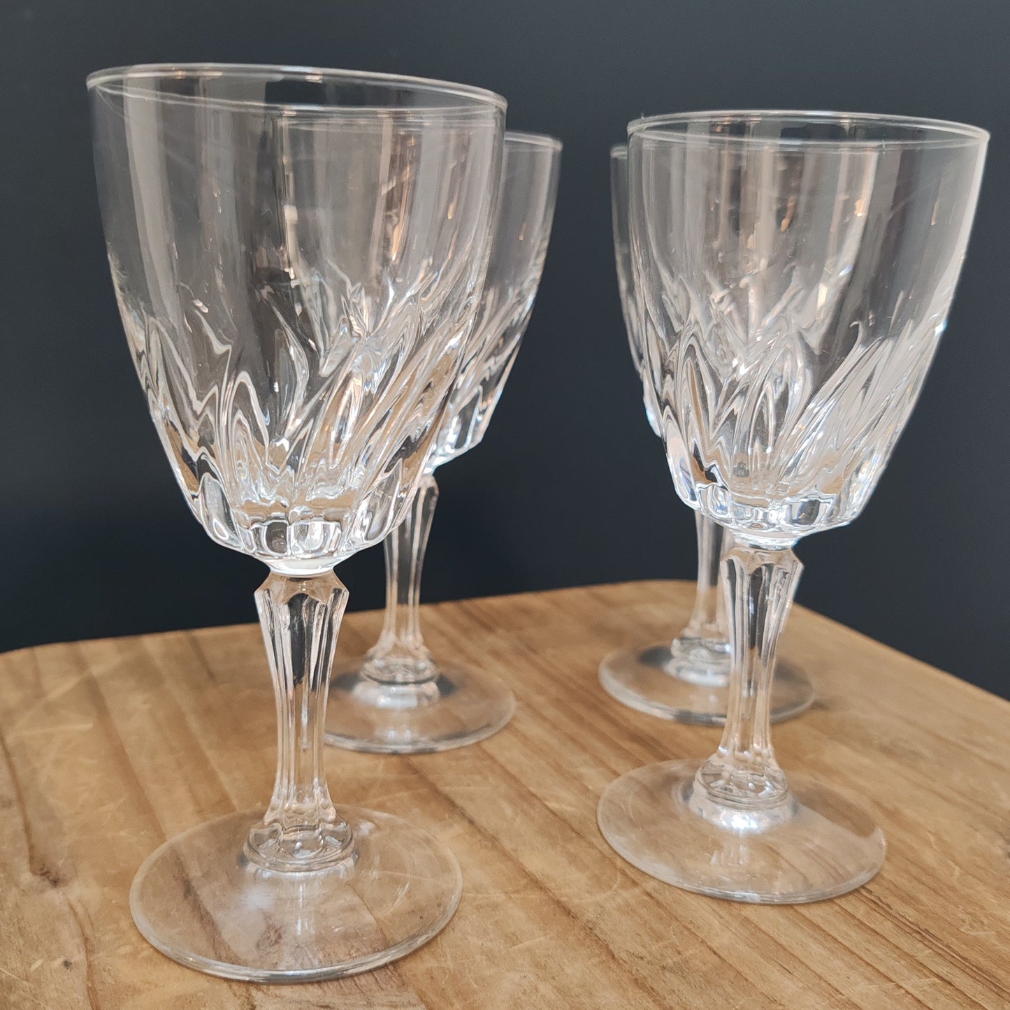 Sept verres à vin vintage – objet de seconde main sélectionné par Déco à Deux
