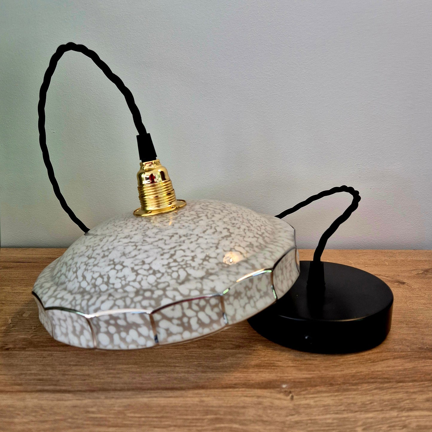 Suspension globe ancien vintage – objet de seconde main sélectionné par Déco à Deux
