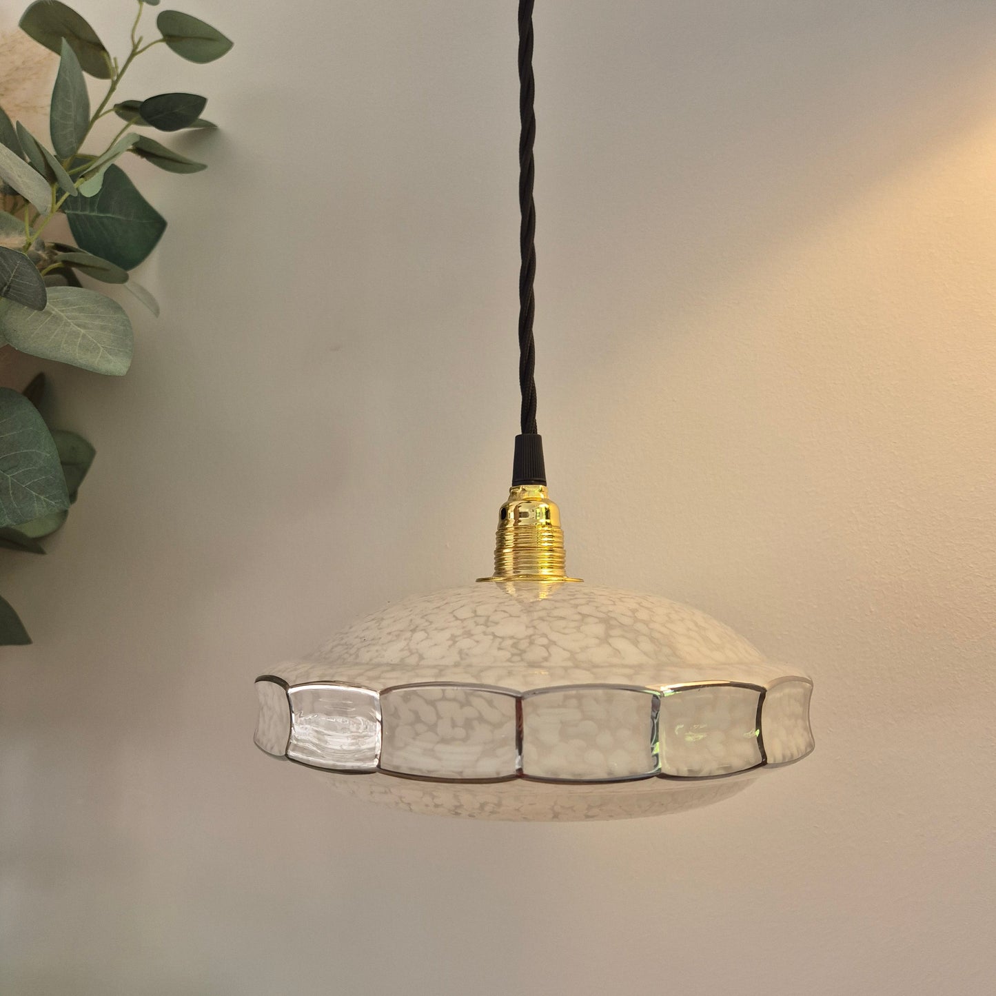 Suspension globe ancien vintage – objet de seconde main sélectionné par Déco à Deux
