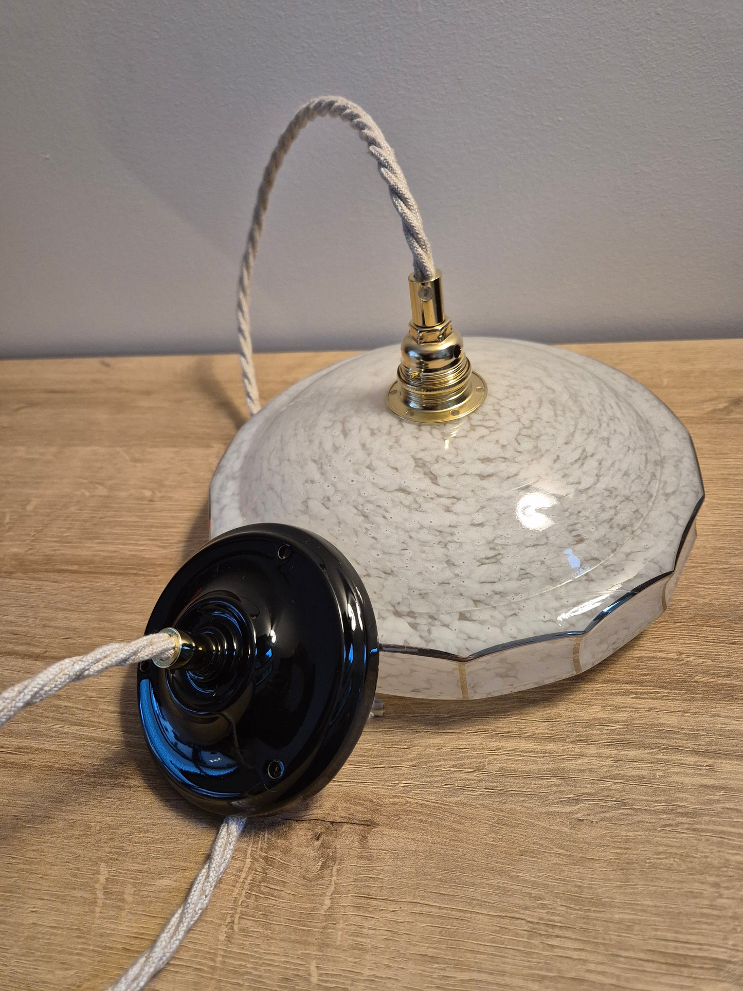 Suspension globe en verre des années 50 vintage – objet de seconde main sélectionné par Déco à Deux
