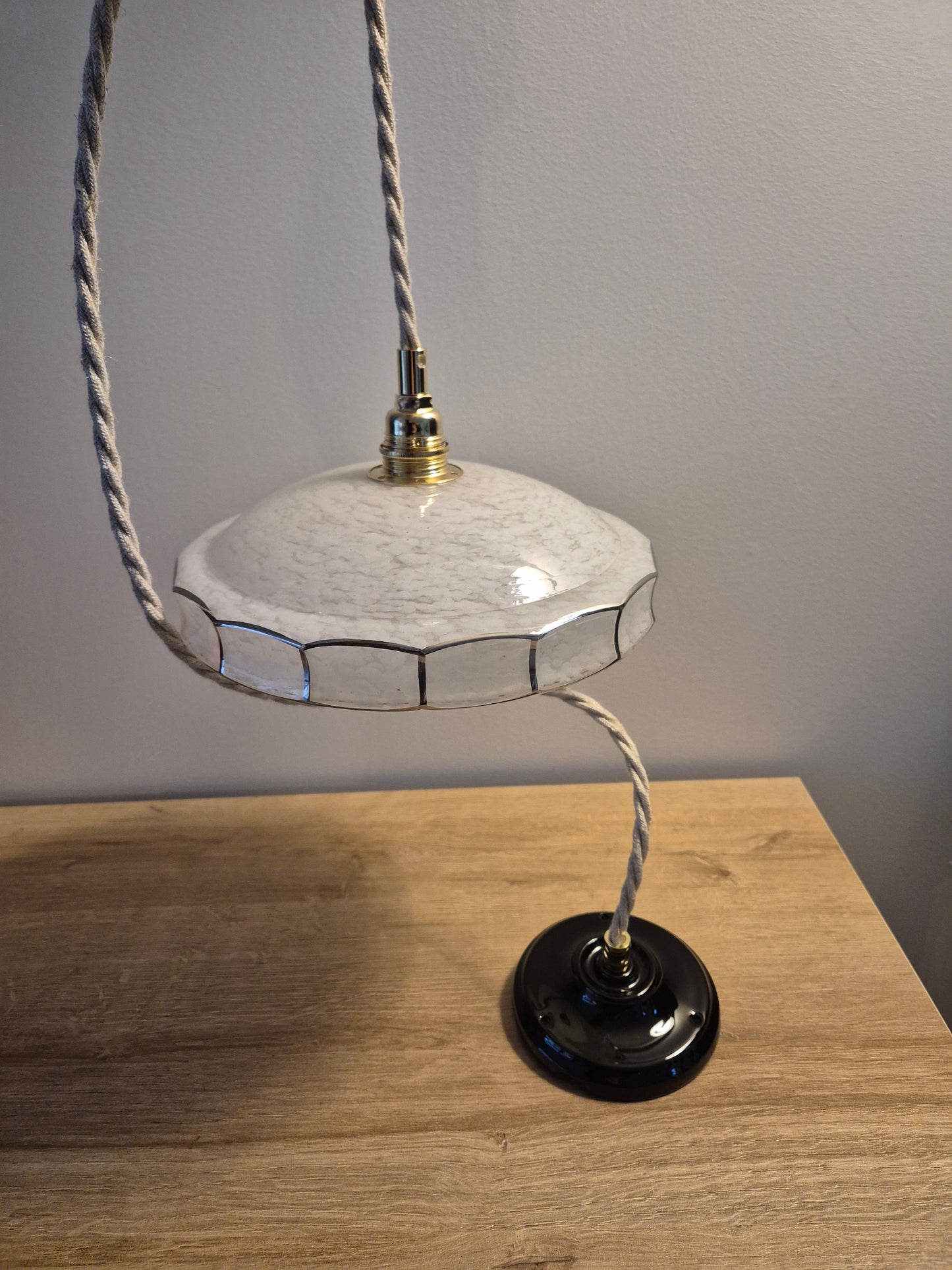 Suspension globe en verre des années 50 vintage – objet de seconde main sélectionné par Déco à Deux
