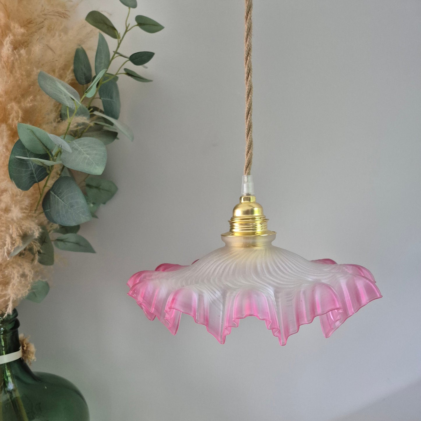 Suspension verre ancien rose vintage – objet de seconde main sélectionné par Déco à Deux
