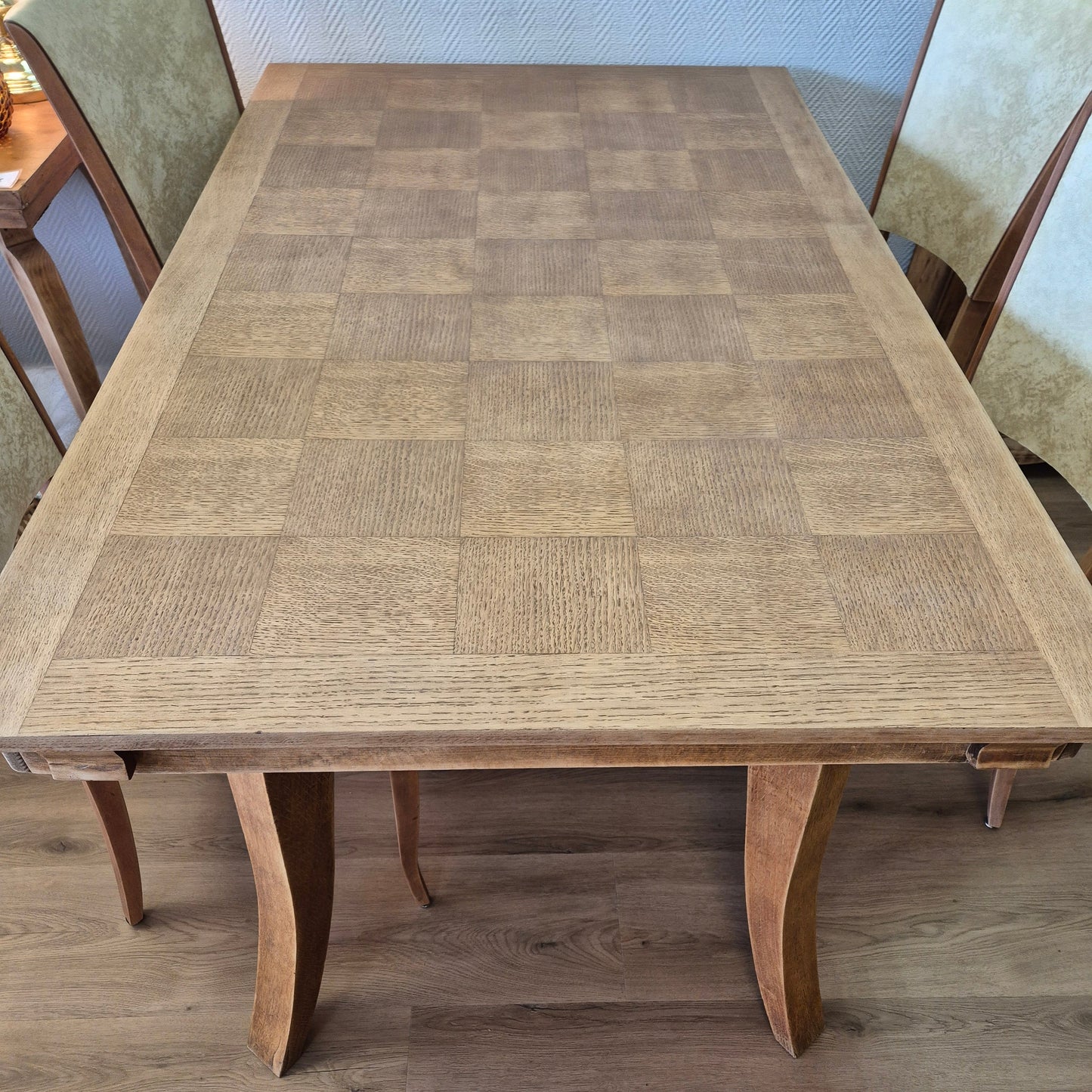 Table en damier vintage – objet de seconde main sélectionné par Déco à Deux
