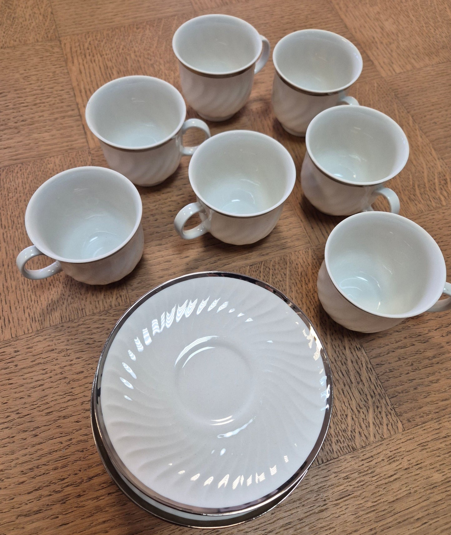 Tasses et sous-tasses en porcelaine vintage – objet de seconde main sélectionné par Déco à Deux
