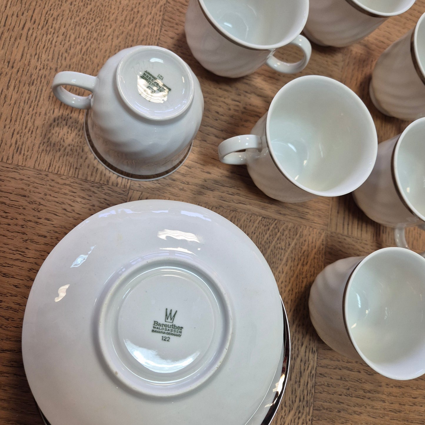 Tasses et sous-tasses en porcelaine vintage – objet de seconde main sélectionné par Déco à Deux
