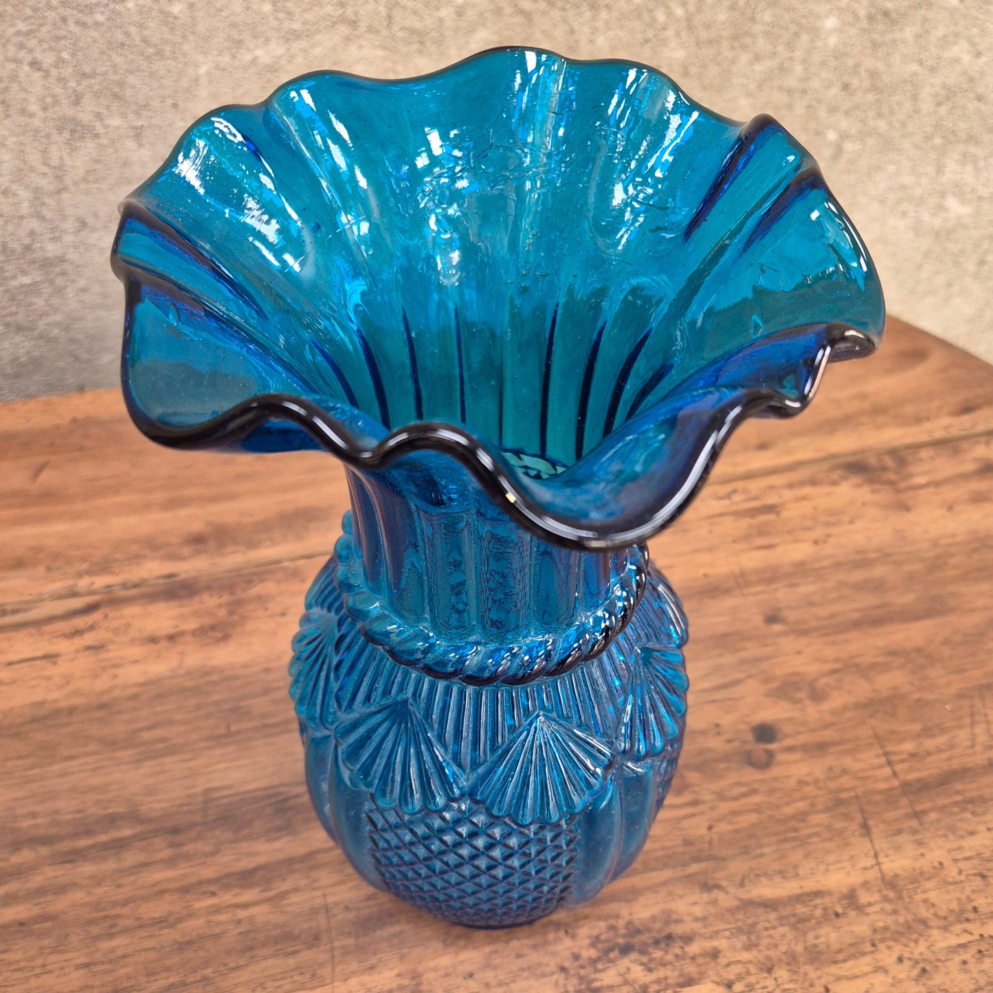 Vase bleu cobalt en verre vintage – objet de seconde main sélectionné par Déco à Deux