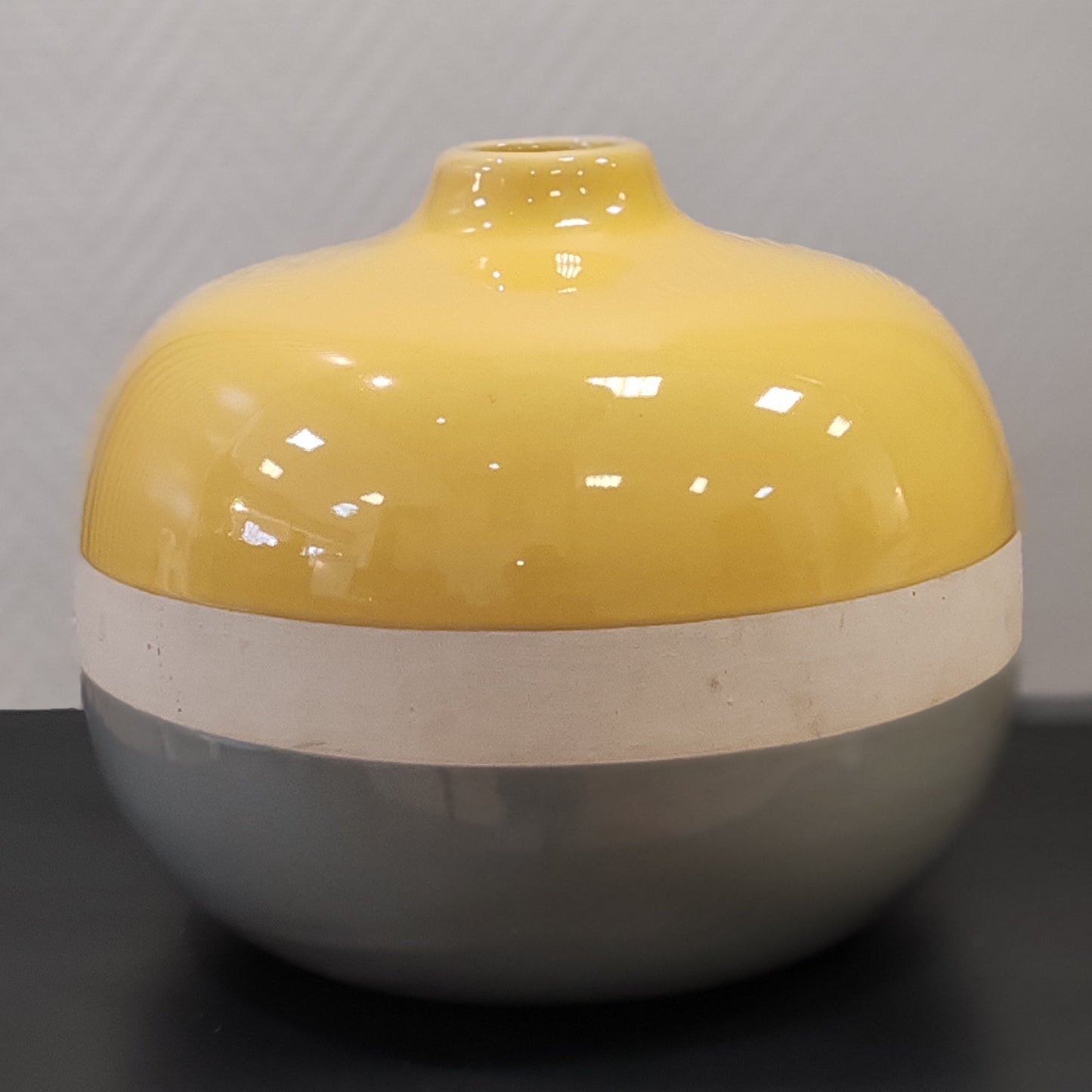 Vase boule Gris et Jaune vintage – objet de seconde main sélectionné par Déco à Deux

