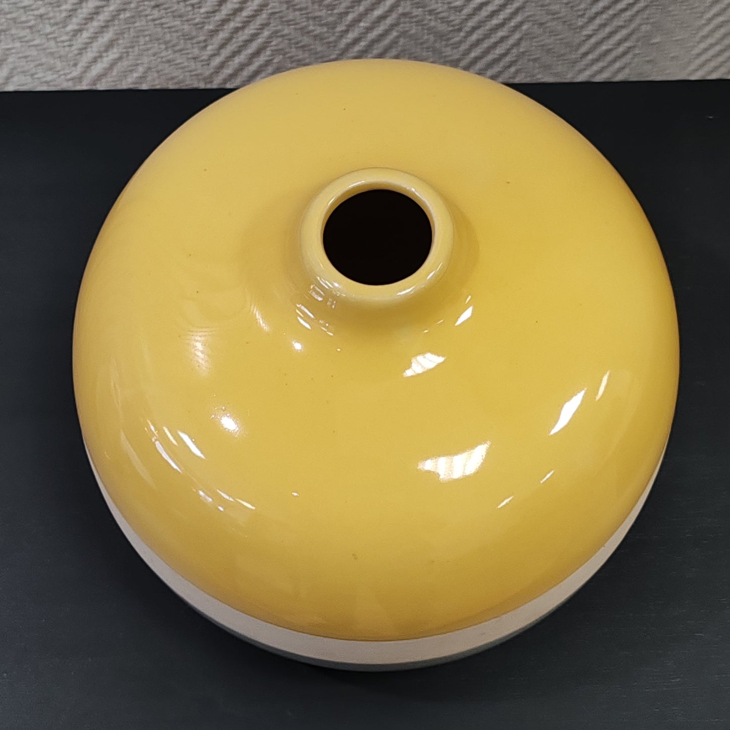 Vase boule Gris et Jaune vintage – objet de seconde main sélectionné par Déco à Deux
