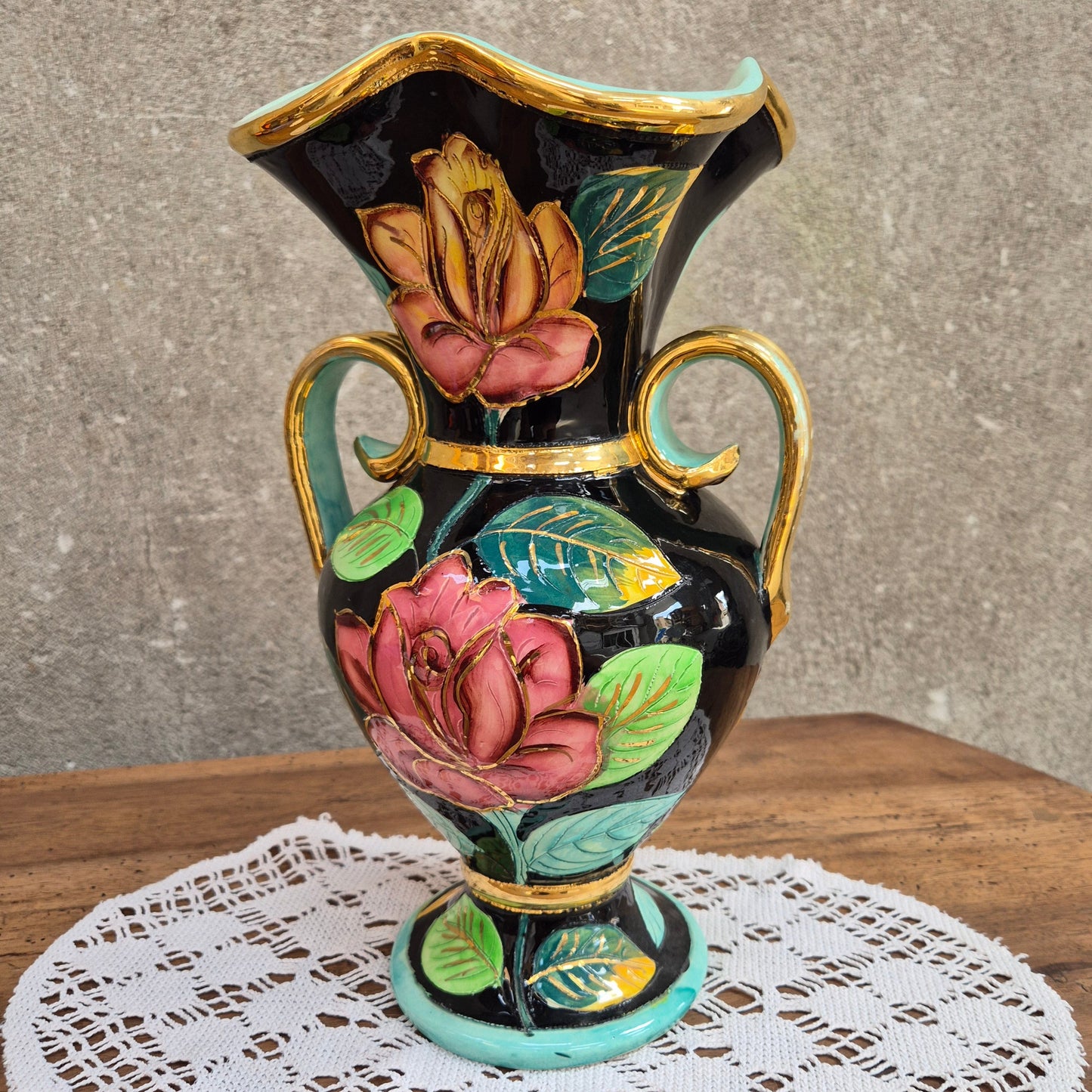 Vase fleuri en céramique Vallauris vintage – objet de seconde main sélectionné par Déco à Deux