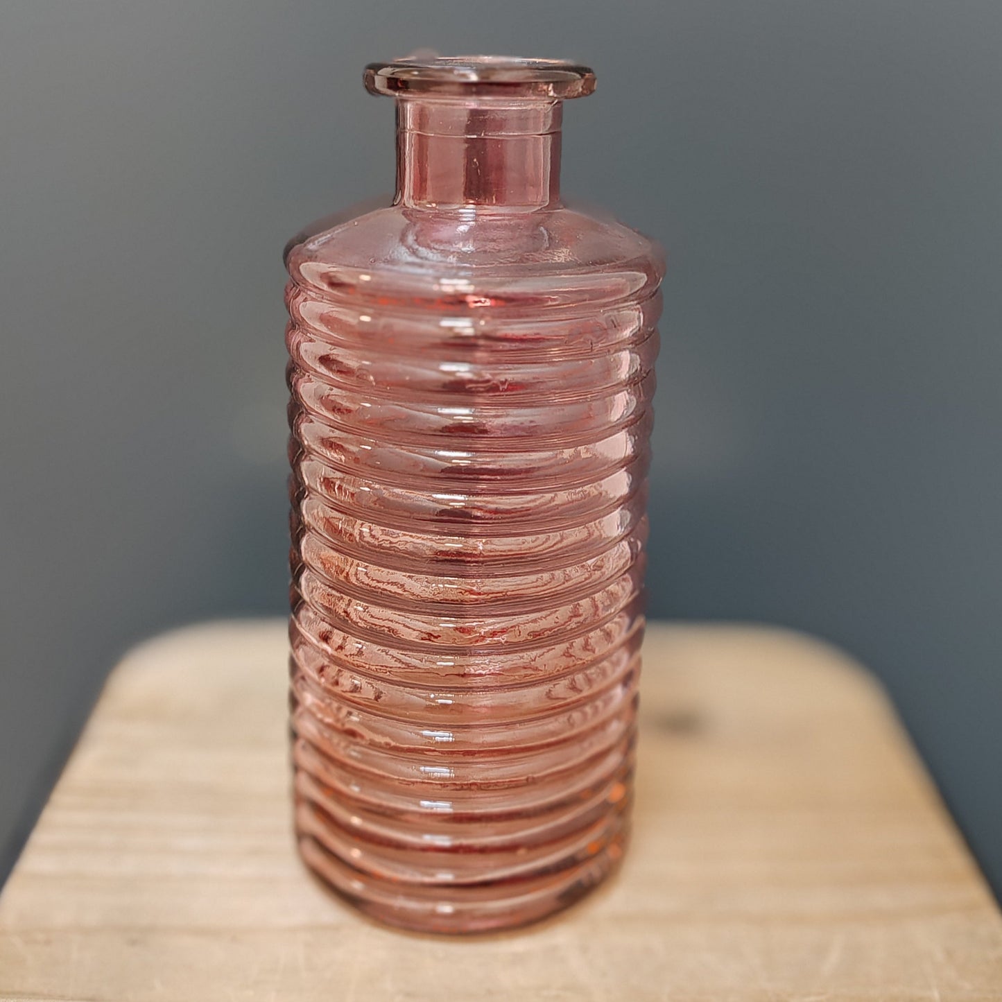 Vase strié violet vintage – objet de seconde main sélectionné par Déco à Deux