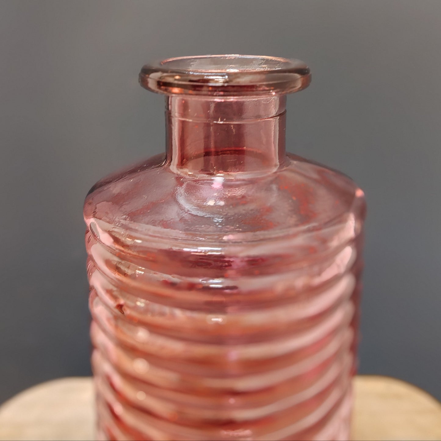 Vase strié violet vintage – objet de seconde main sélectionné par Déco à Deux