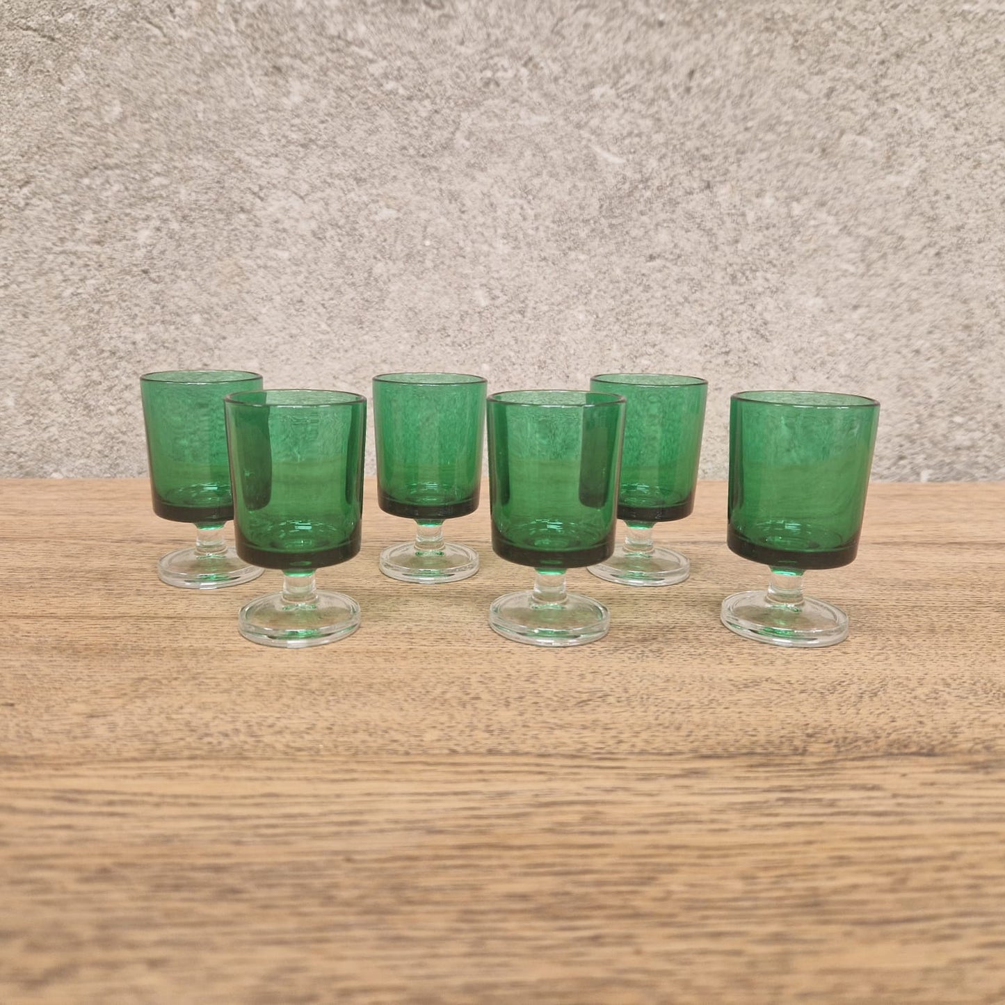 Verres à liqueur vert vintage – objet de seconde main sélectionné par Déco à Deux
