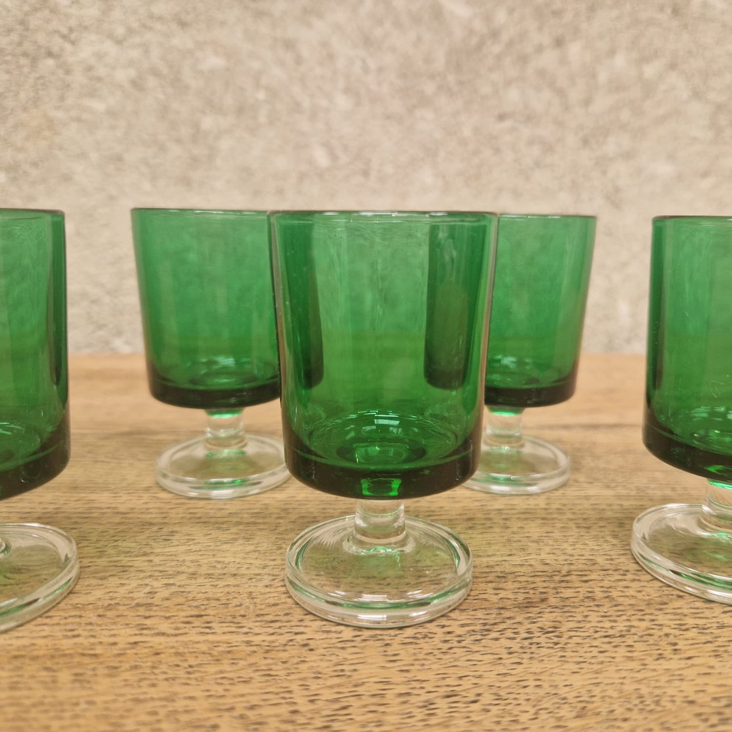 Verres à liqueur vert vintage – objet de seconde main sélectionné par Déco à Deux
