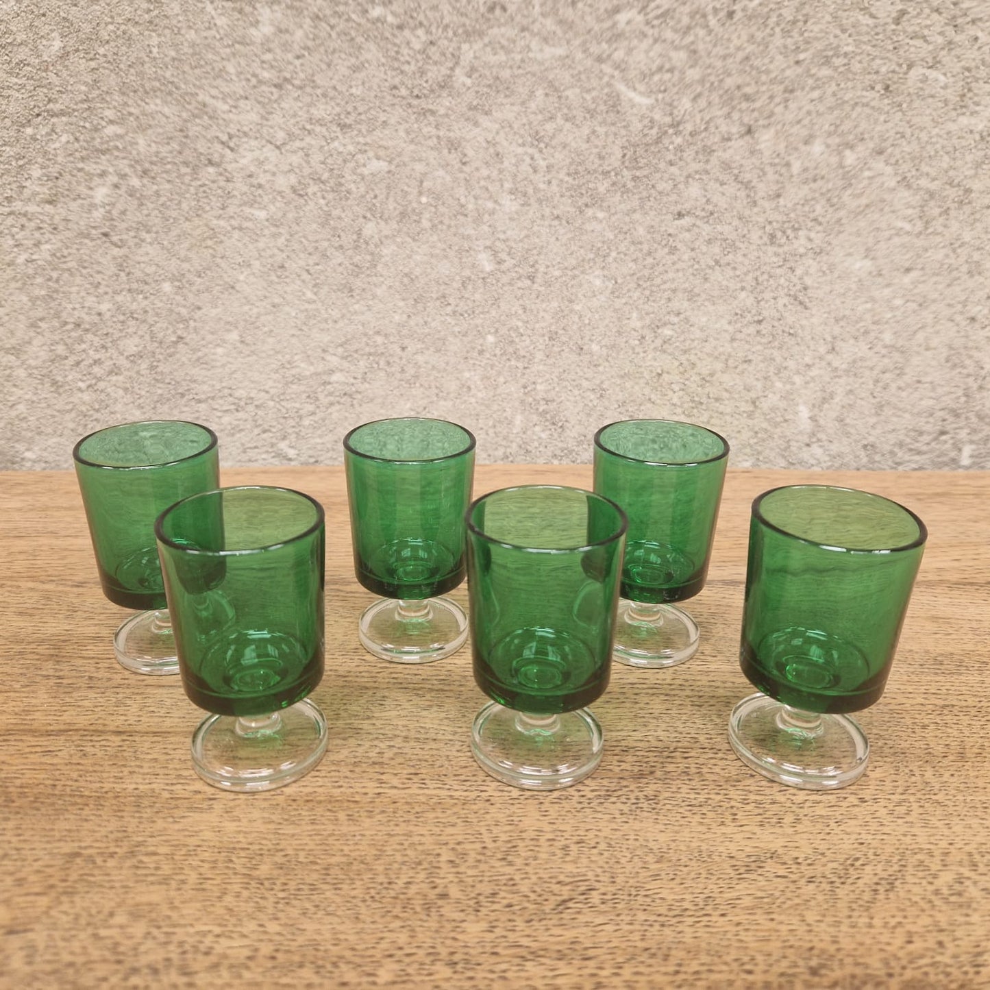 Verres à liqueur vert vintage – objet de seconde main sélectionné par Déco à Deux
