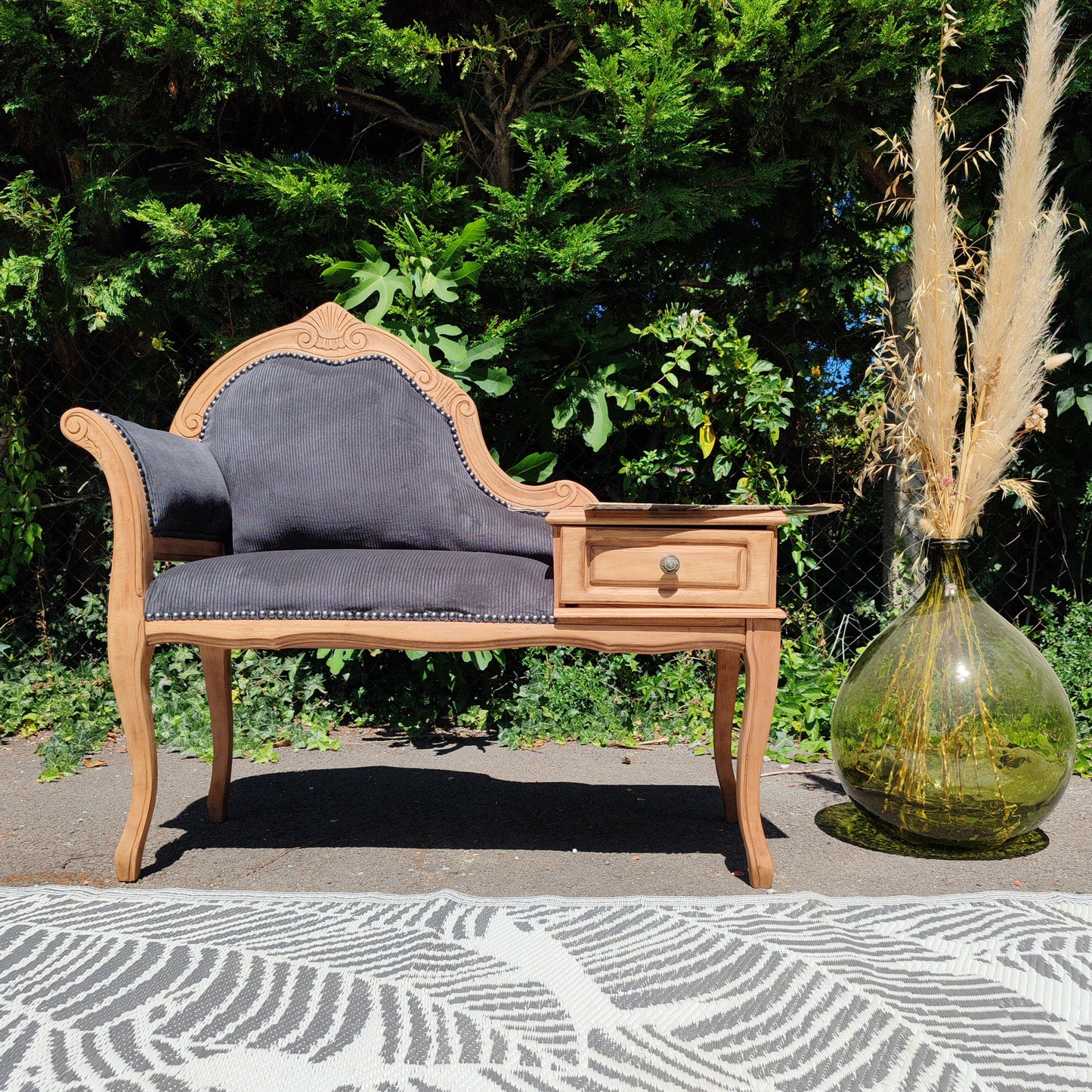 Fauteuil banquette telephone ancien vintage – objet de seconde main sélectionné par Déco à Deux